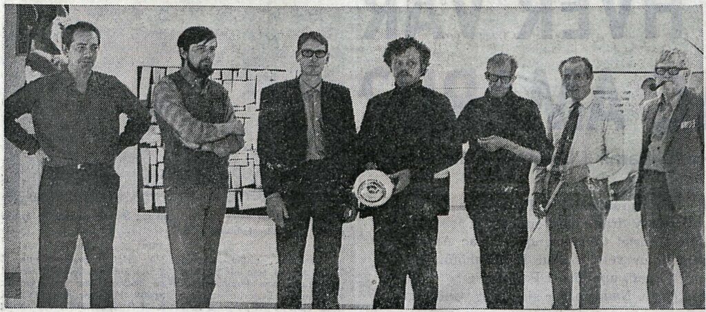 "Sýníngarnefndin, talið frá vinstri: Benedikt Gunnarsson, Einar Hákonarson, Vilhjálmur Bergsson, Bragi Ásgeirsson, Guðmundur Benediktsson, Magnús A. Árnason og Kristján Davíðsson". Eigandi: Þjóðviljinn.